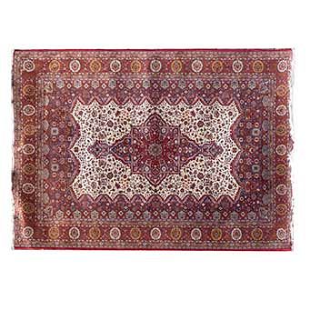 Tapete. Persia, siglo XX. Estilo Kashan. Elaborado en fibras de algodón. Decorado con medallón central. 247 x 168 cm