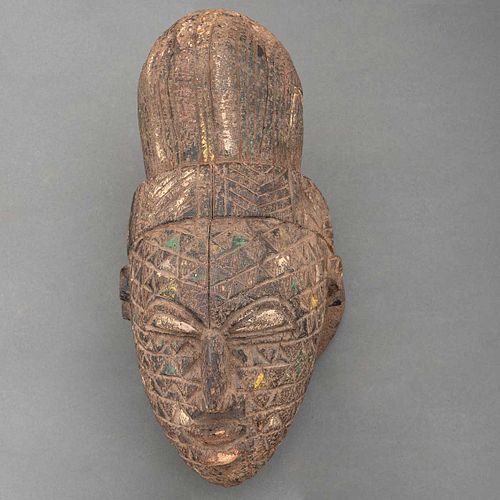 Tocado cefalomorfo. Nigeria, Siglo XX. Grupo étnico Igbo. Talla en madera con restos de policromía. Pigmentos y caolín.
