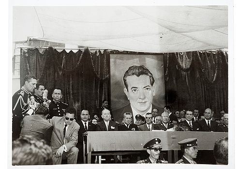 Acto Cívico en Honor a "Tito". Fotografía, 12.5 x 17 cm.  dando un discurso a Josip Broz "Tito" y presidiendo Adolfo López Mateos.