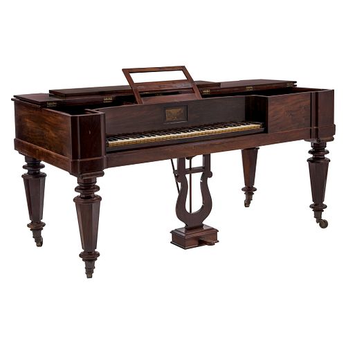 PIANO CUADRILONGO PRIMERA MITAD DEL SIGLO XX  Estructura de madera con acabado caoba, plancha de metal, teclado de marfil.