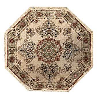 Tapete. Persia. Siglo XX. Estilo Mashad. Diseño octogonal. Decorado con medallón central. 179 x 179 cm.