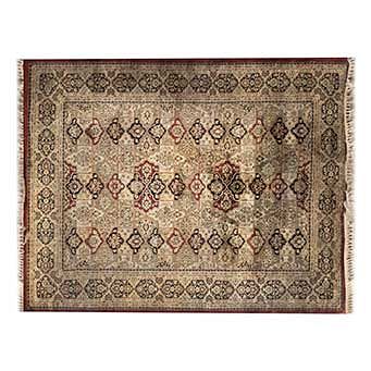 Tapete. Persia, siglo XX. Elaborado en fibras de lana con ensedado. Decorado con motivos florales. 194 x 131 cm