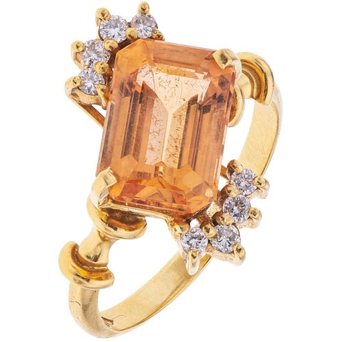 IMPERIAL TOPAZ AND DIAMONDS RING. 18K YELLOW GOLD
