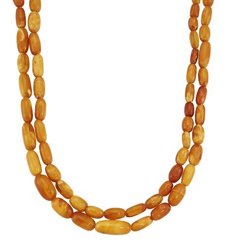 AN AMBER BEAD NECKLACE
 Composed of a single stran