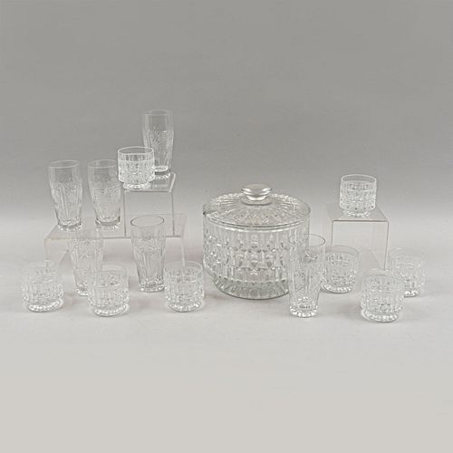 Lote de hielera y vasos. SXX. En cristal y vidrio. Consta de: hielera, 6 vasos de trago largo y 8 vasos de trago corto. Piezas: 15.