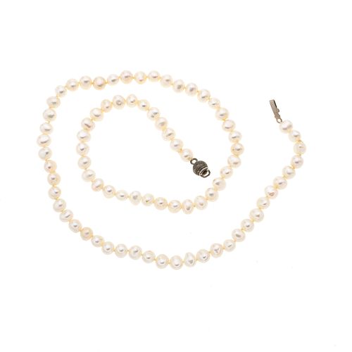 Collar con perlas cultivadas en color blanco de 5 mm. Peso: 12.5 g.