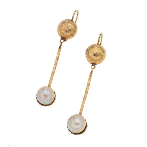 Par de aretes con perlas en oro amarillo de 14k. 2 perlas cultivadas color crema de 8 mm. Peso: 6.3 g.