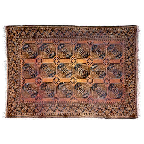 Alfombra. Pakistán, siglo XX. Anudado a mano en fibras de lana y algodón. Decorado con motivos geométricos con fondo café.