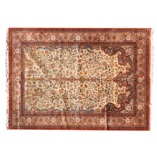 Tapete. Persia, Sarough Sherkat Faish, siglo XX. Elaborado en fibras de lana y algodón. Decorado con Árbol de la Vida. 278 x 185 cm