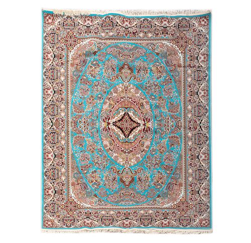 Tapete. Persia. Siglo XX. Estilo Tabriz Imperial. Anudado a mano en fibras lana, ensedado y algodón. 250 x 245 cm.