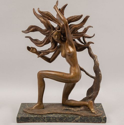 Enrique Jolly. Mujer. Fundición en bronce 6/10. Con base de mármol verde jaspeado. 50 x 37 x 18 cm.