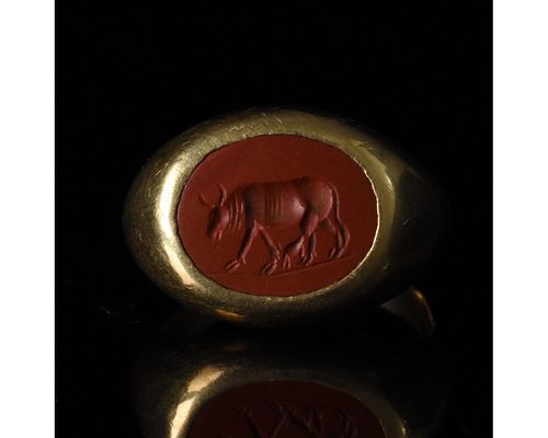 LARGE ROMAN GOLD RING WITH BULL INTAGLIO