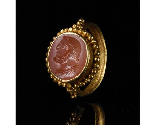 ROMAN GOLD RING WITH INTAGLIO STONE OF JUPITER
