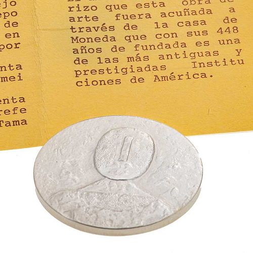 Rufino Tamayo. Medalla conmemorativa con su obra gráfica "El hombre en rosa". Elaborada en plata Ley .900. Serie de 1200 en plata