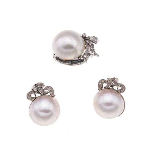 Juego de anillo y par de aretes con 3 medias perlas y diamantes en plata paladio. 3 medias perlas cultivadas color gris de 18 mm.