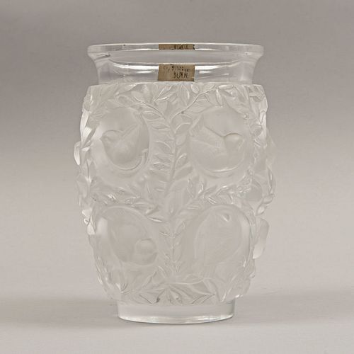 Florero. Francia, siglo XX. Elaborado en cristal opaco Lalique. Decorado con motivos florales y zoomorfos a manera de ave.
