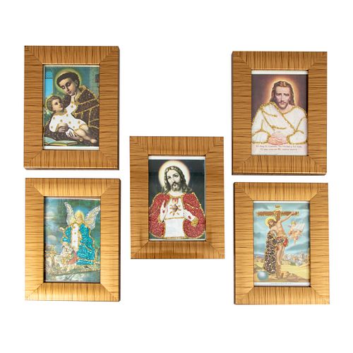 Lote de 5 reproducciones religiosas. Puebla, México. Consta de: Cristo, Cristo crucificado, San Antonio de Padua, Sagrado Corazón, otro