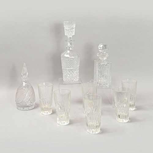 Lote de 9 piezas. Checoslovaquia. Siglo XX. Elaborados en cristal de Bohemia. Consta de: 3 licoreras y 6 vasos.