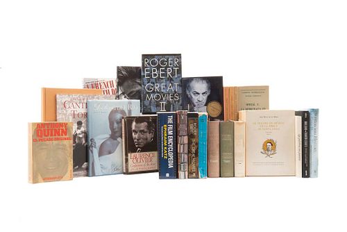 Caja de Libros sobre Artes Escénicas. Varios formatos. Algunos títulos: The Film Encyclopedia. A French Kiss with Dead... Piezas: 31.