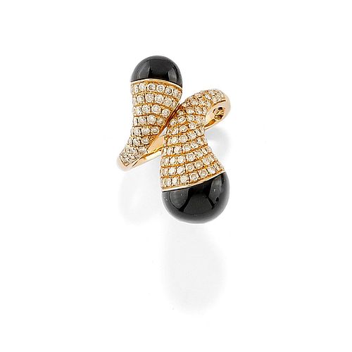 A 18K yellow gold, onyx and diamond ring