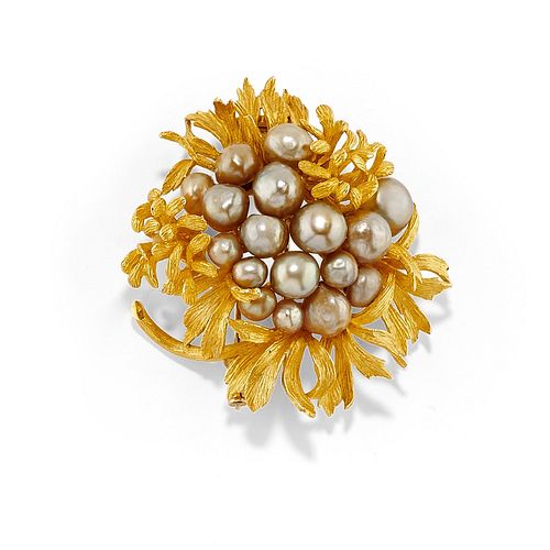 A 18K yellow gold and pearl brooch