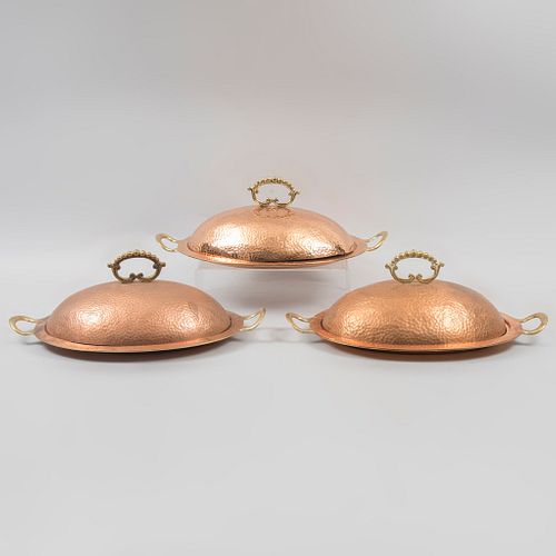 Lot of 3 service trays. 20th century. Oval design. Made in hammered copper. Lid and handles in brass.