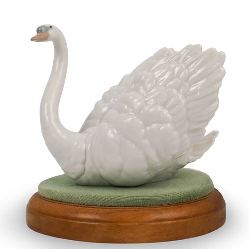 Lladro "White Swan" Figurine
