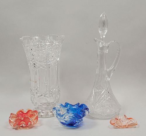 Lote de 5 piezas. Siglo XX. Elaborados en cristal cortado y cristal de murano. Consta de: florero, licorera y 3 ceniceros.