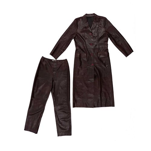 Conjunto. Siglo XXI. Elaborados en piel color marrón. Imitación de piel de cocodrilo. Consta de: abrigo y pantalón.