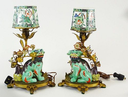 Early 20th Century French Chinoiserie Gilt Metal Boudoir Lamps with Figural Porcelain Foo Dogs