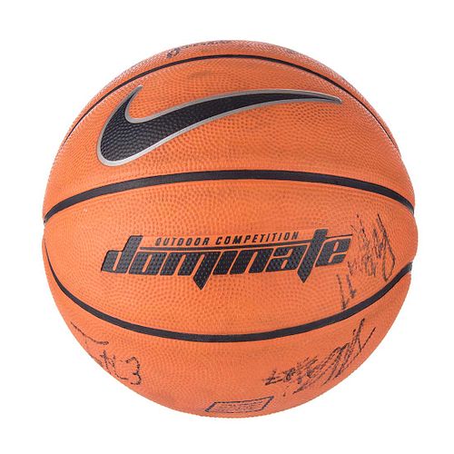 Balón autografiado por el equipo campeón Capitanes de la Ciudad de México. Nike Dominante. Color naranja.