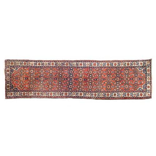 Tapete de pasillo. Persia. Siglo XX. Estilo Heriz. Elaborado en fibras de lana y algodón. 295 x 78 cm.