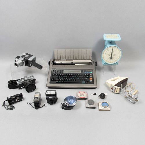 Lote mixto de 12 piezas. Diferentes orígenes, materiales y marcas. SXX. Consta de: máquina de escribir eléctrica, cámaras, otras.