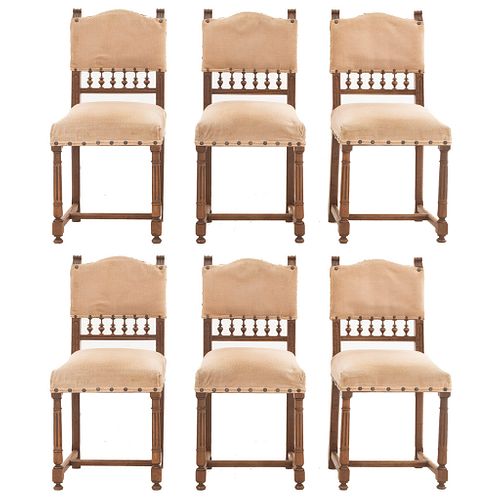 Lote de 6 sillas. Francia. Siglo XX. Estilo Enrique II. En madera de nogal. Con respaldos semiabiertos y asientos en tapicería arena.