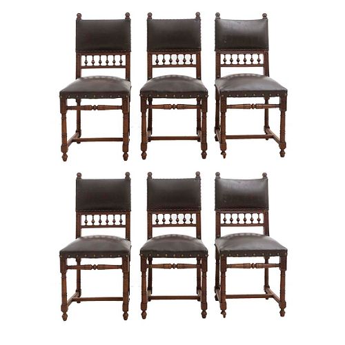 Lote de 6 sillas. Francia. Siglo XX. Estilo Enrique II. En talla de madera de nogal. Con respaldos semiabiertos y asientos tipo piel.