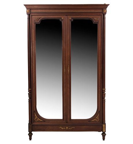 Armario. Francia. SXX. Estilo Luis XVI. En madera de roble. Con 2 puertas abatibles con espejos. 250 x 141 x 51 cm