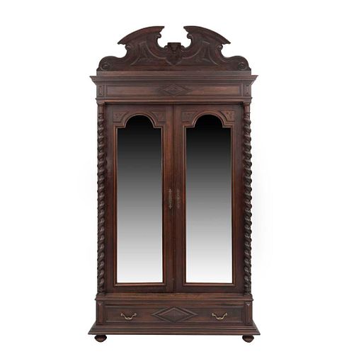 Armario. Francia. Siglo XX. En talla de madera de nogal. Con 2 puertas con espejos y cajón. 270 x 146 x 55 cm.