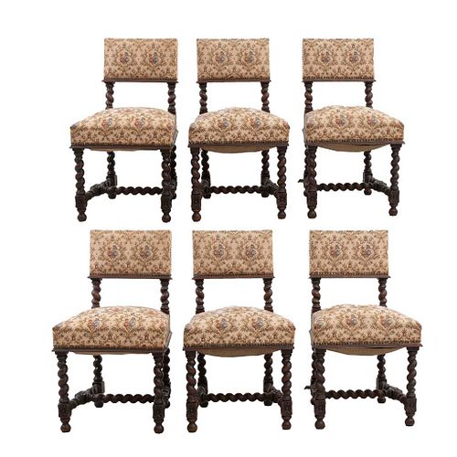 Lote de 6 sillas. Francia. Siglo XX. En talla de madera de roble. Con respaldos semiabiertos y asientos en tapicería floral.