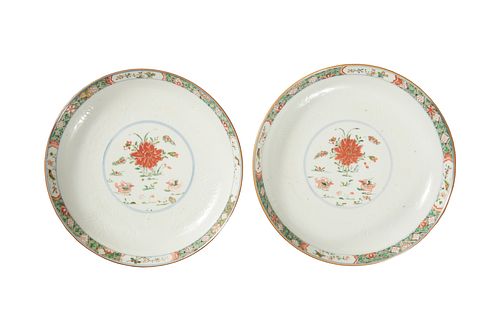 Pair of Chinese Export Style Wucai Plates, 17th Century