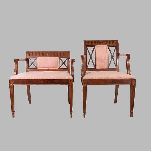 Lote de 2 sillones. Siglo XX. Estilo Neoclásico. En talla de madera. Con respaldos semiabiertos y asientos en tapicería color salmón.