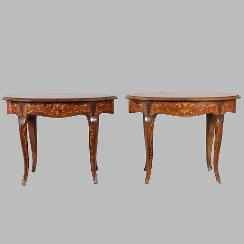 Par de mesas laterales. SXX. En talla de madera. Con cubiertas ovales, soportes semicurvos y soportes con casquillos. 55 x 65 x 40 cm