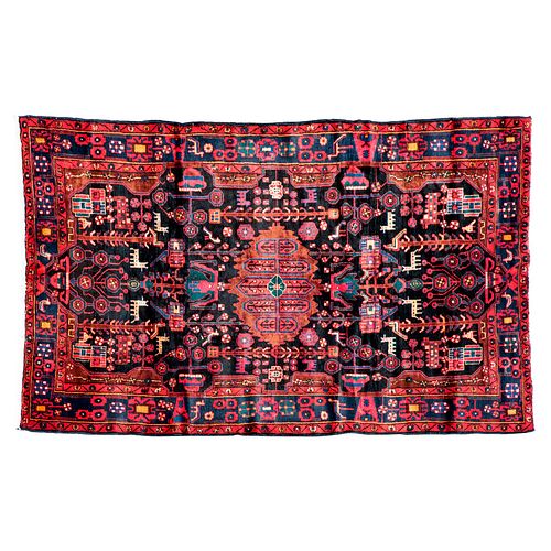 Tapete. Persia, Sarough Sherkat Faish, siglo XX. Anudado a mano en fibras de lana y algodón sobre fondo negro. 303 x 152 cm