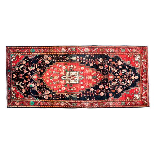 Tapete de pasillo. Persia, siglo XX. Estilo Tabriz. Elaborado en fibras de lana y algodón. Decorado con medallón central.