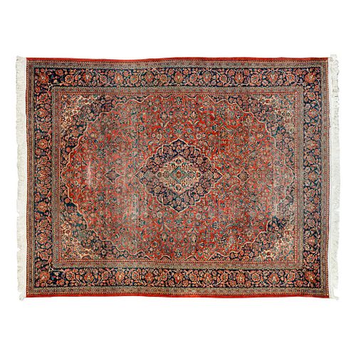 Tapete. Turquía, siglo XX. Estilo Mashad. Elaborado en fibras de lana de algodón. Con medallón central y motivos florales