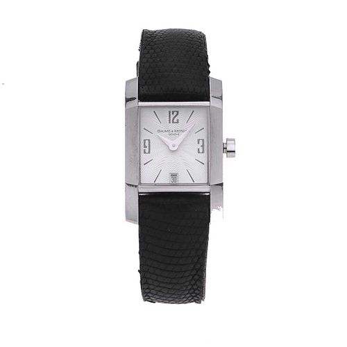 Reloj Baume & Metrcier. Movimiento de cuarzo. Caja cuadrada de 22 x 22 mm. Carátula color blanco. Pulso piel color negro.