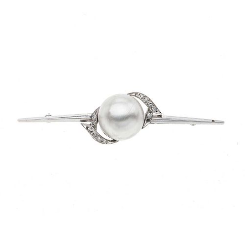 Prendedor con perla y diamantes en oro blanco de 14k. 1 media perla cultivada de 19 mm. 11 diamantes corte 8 x 8. Peso: 12.8 g.