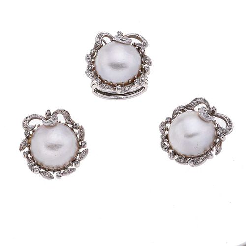 Anillo y par de aretes con medias perlas y diamantes en plata paladio. 3 medias perlas cultivadas color gris de 17mm. Talla: 6.