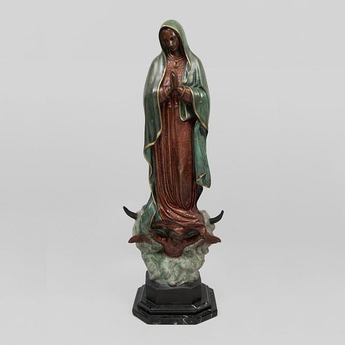 R. Mariscal. Virgen de Guadalupe. Firmada. Fundición en bronce. Con base de mármol negro jaspeado. 84 x 24 x 25 cm