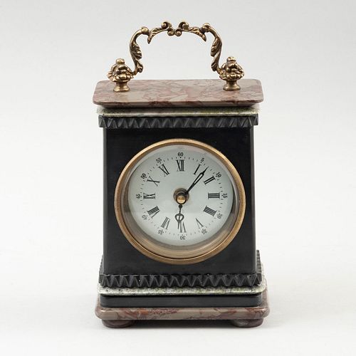 Reloj de chimenea. China, siglo XX. Elaborado en mármol pulido, mecanismo de cuarzo y agarradera orgánica de metal dorado.