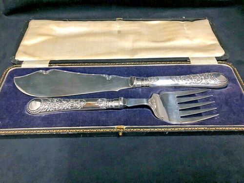 A PAIR OF SILVER PLATED ANTIQUE FISH SERVERS WITH PRESENTATION BOX-NO MONOGRAM